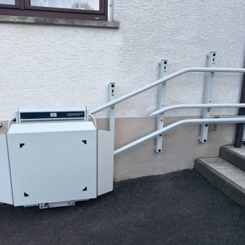 Stratos-NG-Stuetzen-an-der-Wand