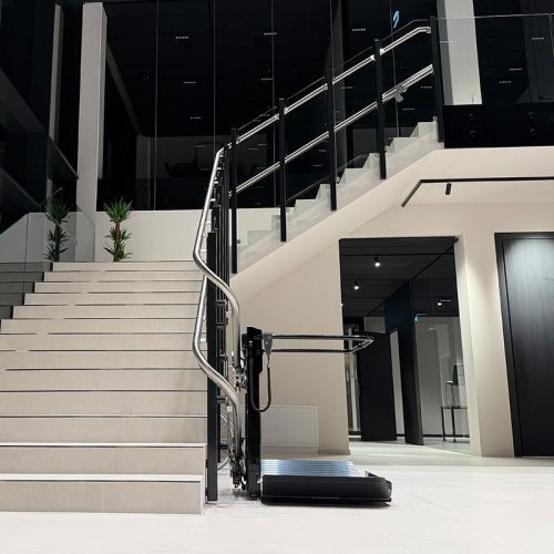 Stratos-NG_indoor_pillars-string-fixing_RAL7021_stainless-steel-rail_180°-start_AT-2