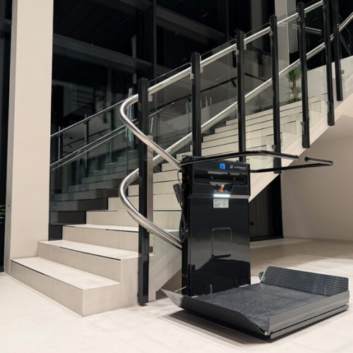 Stratos-NG_indoor_pillars-string-fixing_RAL7021_stainless-steel-rail_180°-start_AT-5-uai-720x576