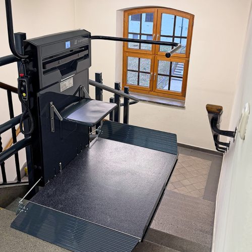 Stratos-NG_indoor_pillars_RAL7016_folding-seat_long-unit_GER-5